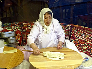 Výroba placek v restauraci v Istanbulu (Turecko)