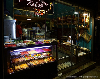 Obchod s cukrovinkami v centru Istanbulu (Turecko)