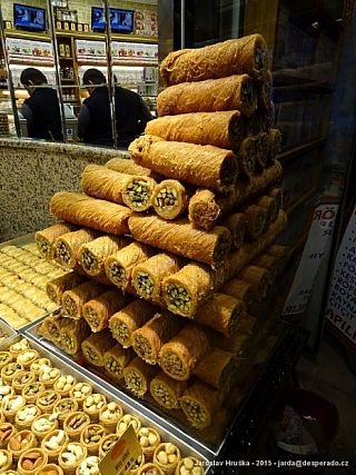 Obchod s cukrovinkami v centru Istanbulu (Turecko)