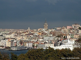 Pohled na Galatskou věž z paláce Topkapi (Turecko)