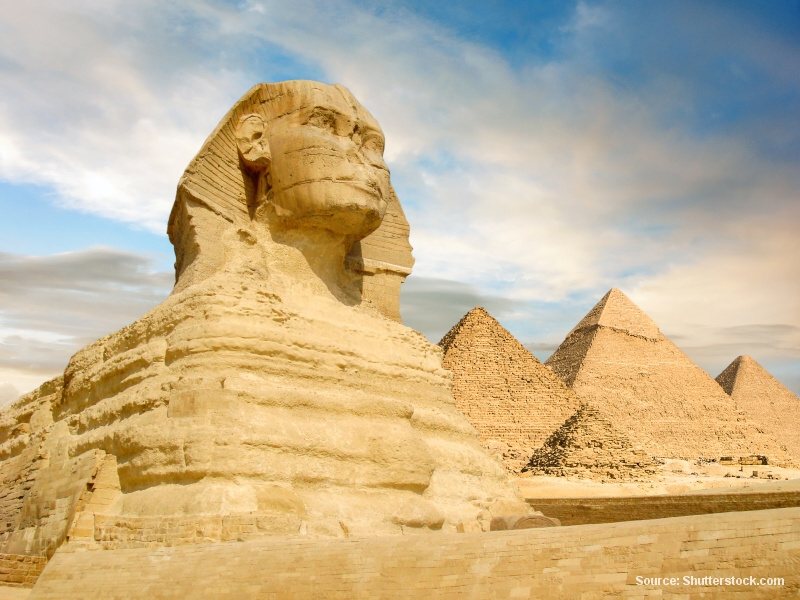 Sfinga a pyramidy v Gíze (Egypt)