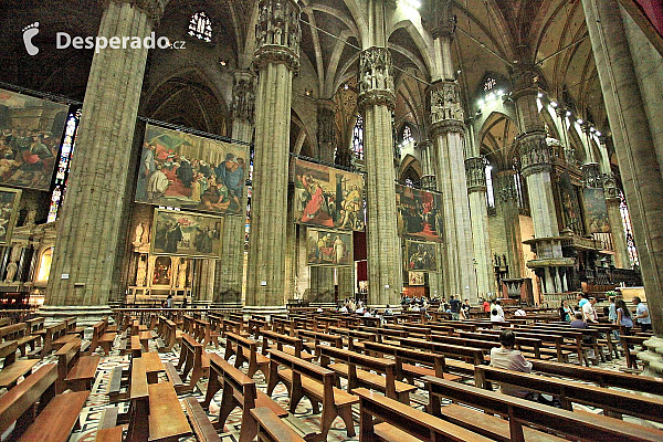 Katedrála Dóm v Milánu na Piazza del Duomo (Lombardie - Itálie)