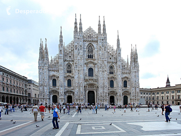 Katedrála Dóm v Milánu na Piazza del Duomo (Lombardie - Itálie)