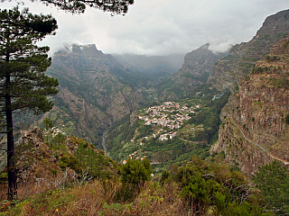 Curral das Freiras vesnička ukrytá v horách Madeiry (Portugalsko)