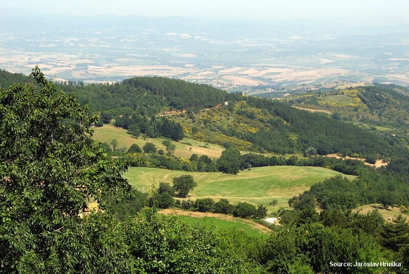 Pohled z kopců do Toskánské nížiny (Itálie)