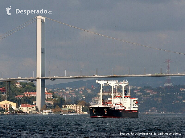 Málokde máte možnost zblízka pozorovat proplouvající nákladní lodě tak jako v Bosporském průlivu (Turecko)