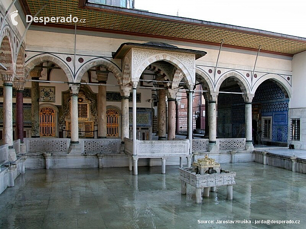Interiéry i atria jsou bohatě zdobena - Sultánský palác Topkapi v Istanbulu (Turecko)