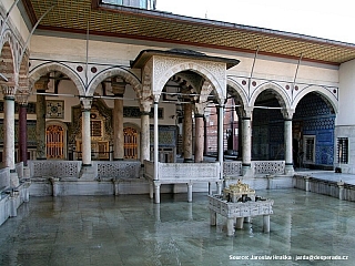 Interiéry i atria jsou bohatě zdobena - Sultánský palác Topkapi v Istanbulu (Turecko)