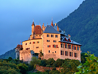 Romantika na zámku obklopeném štíty hor a jezerem Lac d´Annecy (Francie)