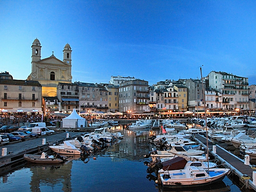 Bastia, malebné přístavní město na severu Korsiky, je často považována za vstupní bránu na tento ostrov Středomoří. S bohatou historií, úchvatnou architekturou a nezapomenutelnými výhledy na tyrkysové moře, Bastia okouzlí každého návštěvníka, který se rozhodne ji objevit.
Historie a...