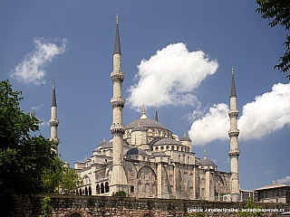 Když se řekne Istanbul, většině lidí se vybaví dvě slova: Hagia Sofia. Chrám Boží moudrosti je historicky nesmírně významným monumentem, na nějž přijde řeč již při výuce dějepisu na základní škole.
Ale byla by pochopitelně chyba spojovat si Istanbul pouze s jedinou stavbou, vždyť...
