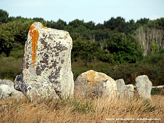 Carnac s neolitickými megality a mohylou