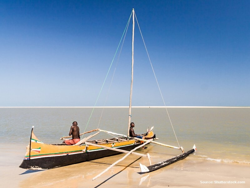 Pláž s člunem (Madagaskar)