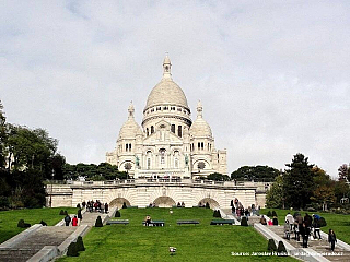 Snad žádná církevní stavba v Paříži není tolik specifická jako Bazilika Sacré Coeur de Montmartre. Bílé stěny a byzantský sloh z ní vytvářejí opravdu nepřehlédnutelný monument. Zvláště pokud k tomu přidáme fakt, že se stavba nachází na nejvyšším pařížském kopci, 130 metrů vysokém...