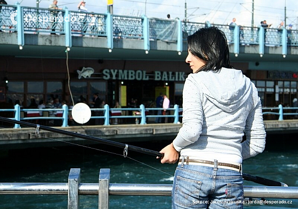 U Galatského mostu v Istanbulu se čile rybaří (Turecko)