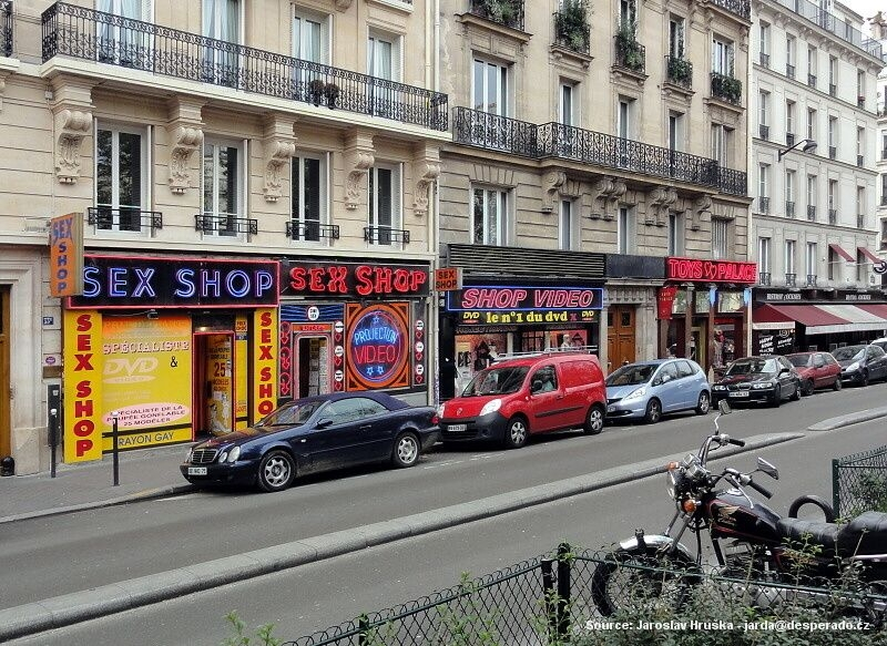 V okolí Moulin Rouge v Paříži se to hemží erotickými podniky (Francie)