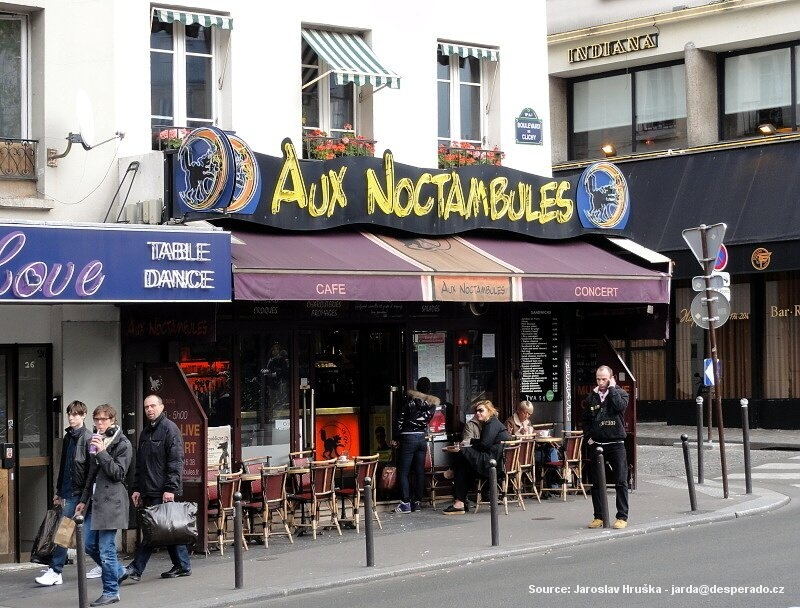 Moulin Rouge v Paříži (Francie)