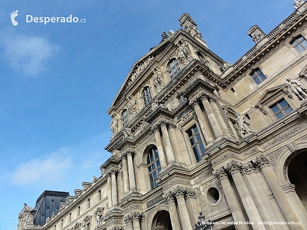 Palác Louvre v Paříži (Francie)