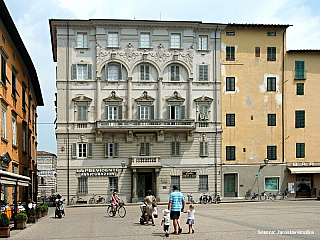 Lucca zaujme dochovanými hradbami, zelení i na střeše a tradiční architekturou (Itálie)