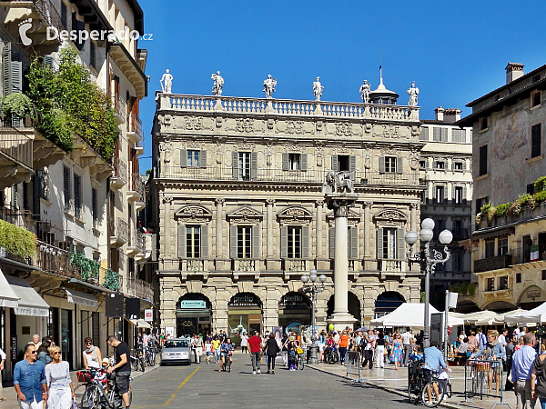 Palazzo Maffei na Piazza delle Erbe ve Veroně (Itálie)