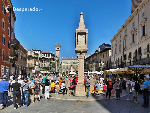 Náměstí Piazza delle Erbe ve Veroně (Itálie)