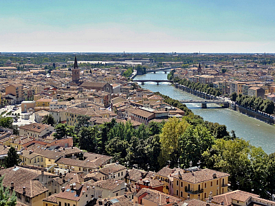 Pohled na Veronu a řeku Adiže od Castel San Pietro (Itálie)