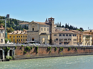 Chiesa di Santo Stefano na břehu řeky Adiže ve Veroně (Itálie)