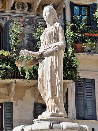 Fontana Madonna na Piazza delle Erbe v centru Verony (Itálie)