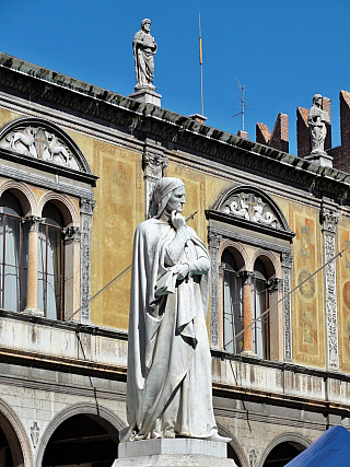 Socha Dante Alighieriho na náměstí Piazza dei Signori v centru Verony (Itálie)