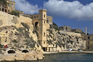 Pohled na Rinellu z lodě (Malta)