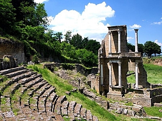 Město alabastru Volterra nabídne nejen historii, ale i vysoké srázy poblíž něj