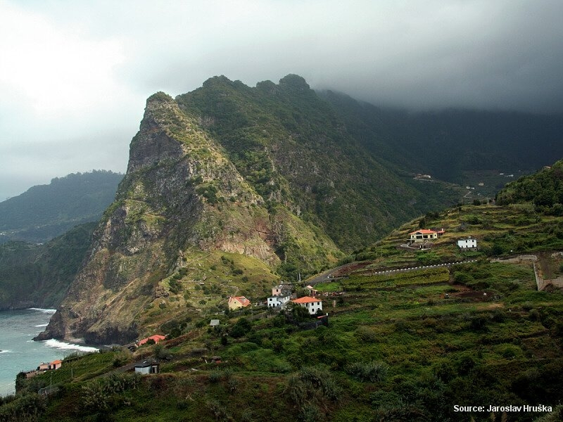 Drsné skalnaté pobřeží (ostrov Madeira - Portugalsko)