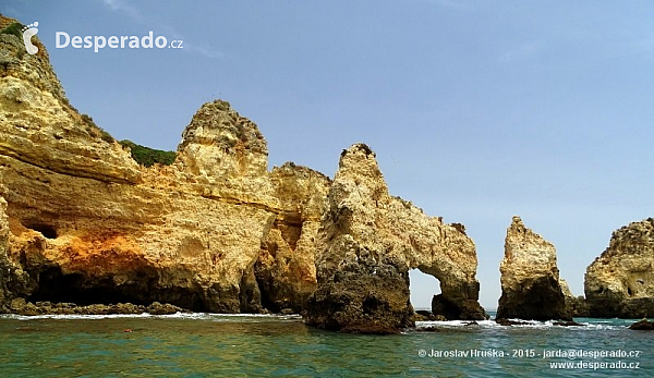 Skalnaté pobřeží Algarve (Portugalsko)