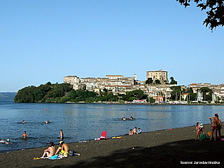 Vulkanické jezero Lago di Bolsena je bránou do Toskánska