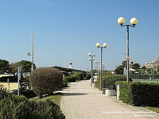 Takhle opuštěnou promenádu uvidíte v Bibione jen v zimě. (Itálie)