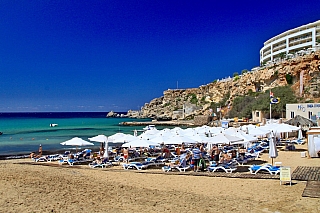 Nejkrásnější písečná pláž je Golden Bay (Malta)