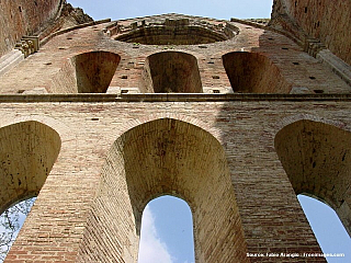 San Galgano se vzácnými malbami ukázkou italské gotiky