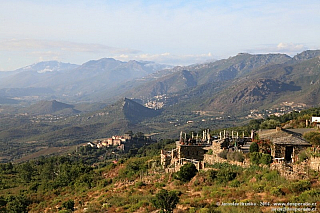 Výhled do krajiny od kostela San Michel de Murato na Korsice (Francie)