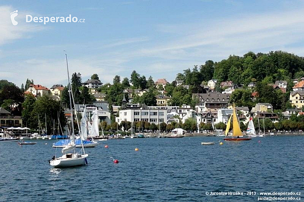 Vodní zámek Ort a městečko Gmunden na břehu Traunsee (Rakousko)