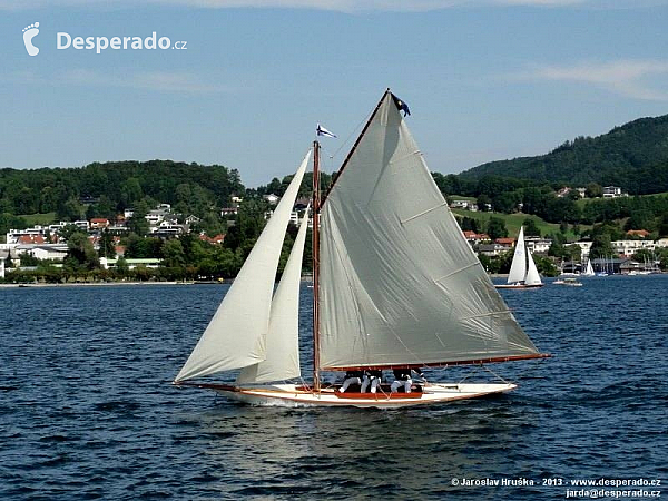 Vodní zámek Ort a městečko Gmunden na břehu Traunsee (Rakousko)