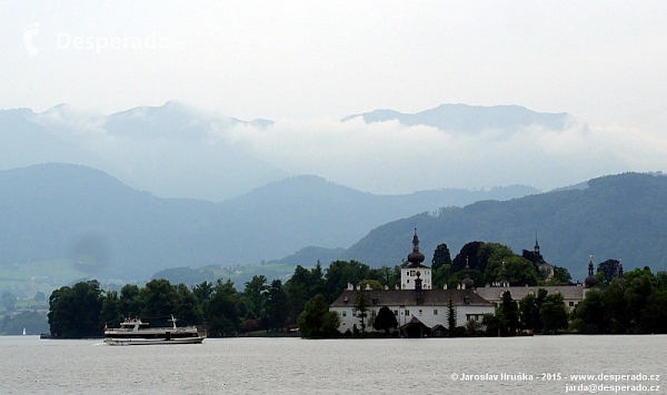 Vodní zámek Ort a městečko Gmunden na břehu Traunsee (Rakousko)