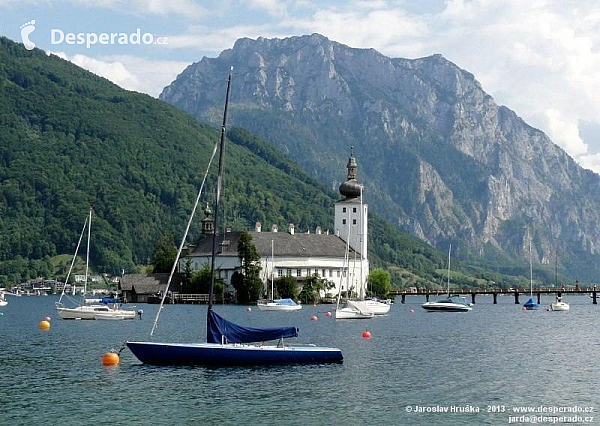 Vodní zámek Ort a městečko Gmunden na břehu Traunsee (Rakousko)