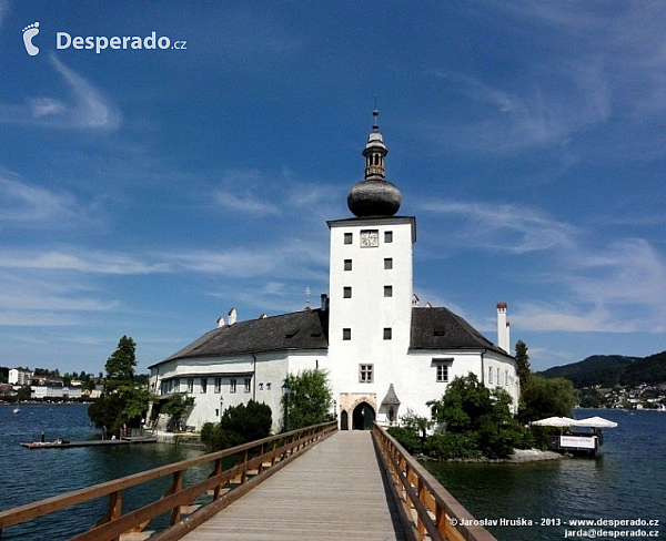 Vodní zámek Ort a městečko Gmunden na břehu Traunsee (Rakousko)