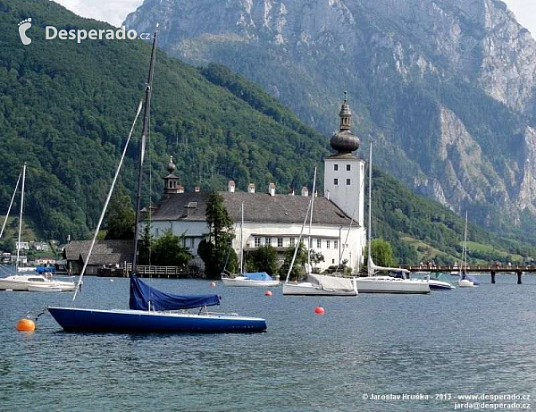 Vodní zámek Ort a městečko Gmunden na břehu Traunsee (Rakousko)