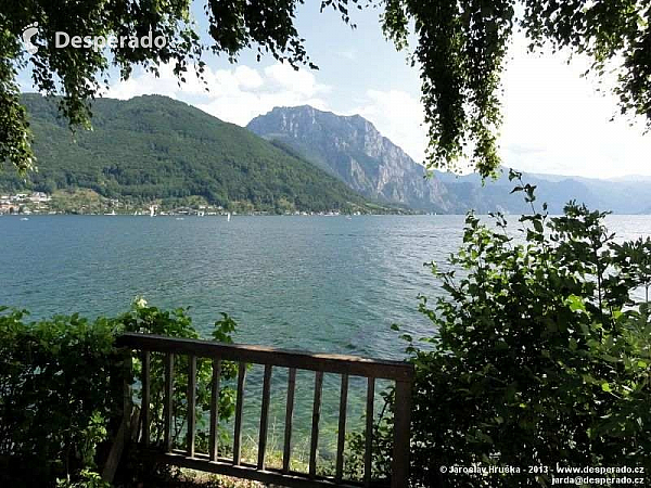 Vodní zámek Ort a městečko Gmunden na břehu Traunsee (Rakousko)