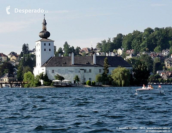 Vodní zámek Ort a městečko Gmunden na břehu Traunsee (Rakousko)