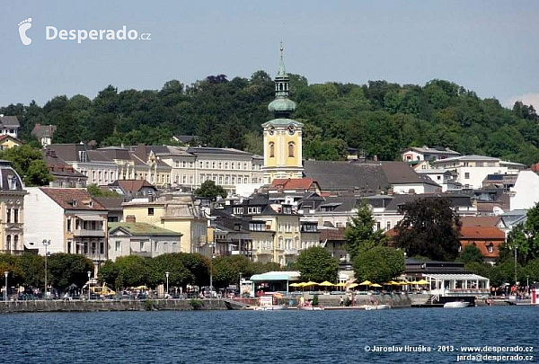 Vodní zámek Ort a městečko Gmunden na břehu Traunsee (Rakousko)