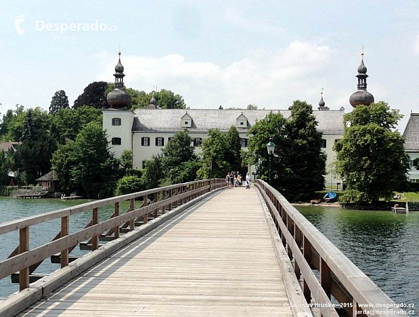 Vodní zámek Ort a městečko Gmunden na břehu Traunsee (Rakousko)
