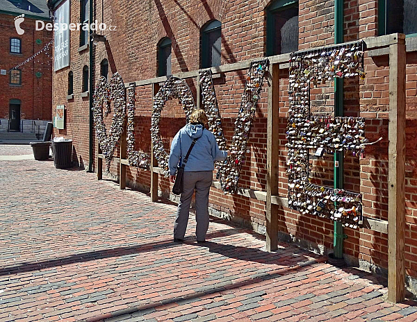 Historická čtvrť The Distillery District v Torontu (Kanada)