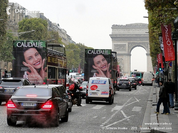 Bulvár Champs Elysées v Paříži (Francie)